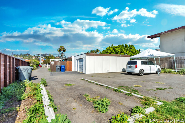 157 59 Natal WAY, Vista CA: https://media.crmls.org/mediaz/c24687d1-855b-42ac-adfa-7c51029ae02f.jpg