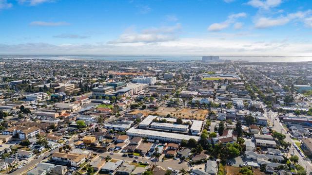 434 Del Mar Ct, Chula Vista CA: https://media.crmls.org/mediaz/c2476e0e-edd2-4ba7-a347-04588cd2c90a.jpg