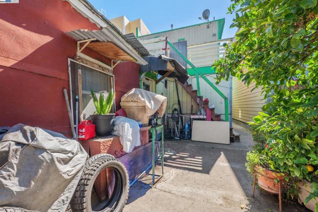 1018 Gilman Ave, San Francisco CA: https://media.crmls.org/mediaz/c2487f1d-ca07-49bb-81f6-29da1bf8aa80.jpg