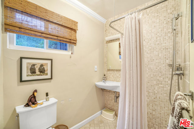 9420 Eden Drive, Beverly Hills CA: https://media.crmls.org/mediaz/c24881e0-f28d-41b9-a17e-87ea2603e901.jpg