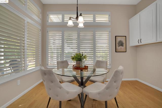 540 Central Park Pl, Brentwood CA: https://media.crmls.org/mediaz/c248a7ff-3d39-4d12-a4bd-997f6838ac26.jpg