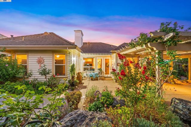 444 Cabonia Ct, Pleasanton CA: https://media.crmls.org/mediaz/c24a9e6c-1554-4704-8835-434db0beefee.jpg