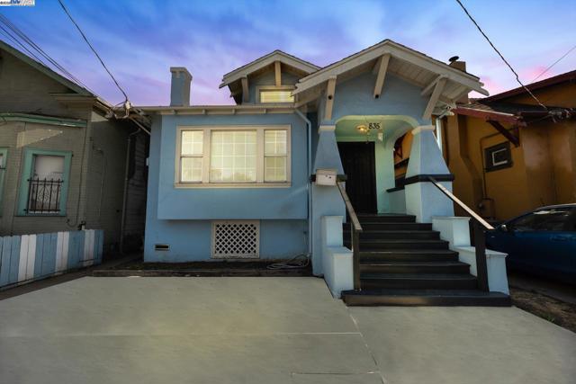 835 Apgar St, Oakland CA: https://media.crmls.org/mediaz/c24adc2a-e0c8-4375-a958-8f2967de1394.jpg