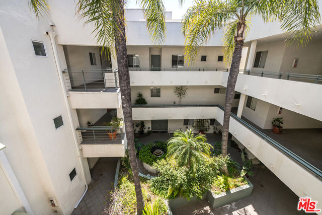 4326 Babcock Avenue, Studio City CA: https://media.crmls.org/mediaz/c24c8288-fa5d-4841-bbdd-9ebdee8da46b.jpg