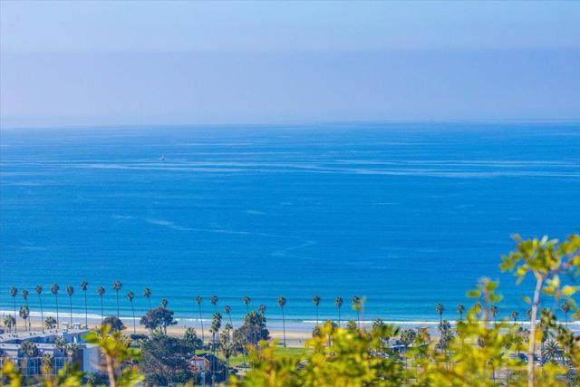 8294 Prestwick Dr, La Jolla CA: https://media.crmls.org/mediaz/c24d9b51-2fda-49b2-b482-551341ab2be8.jpg