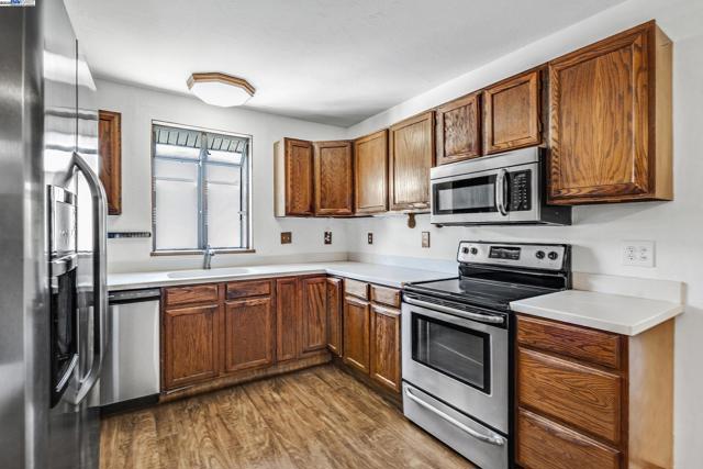 1137 Post St, Alameda CA: https://media.crmls.org/mediaz/c24dcf4b-c8e9-44d1-8770-38b119cddbab.jpg