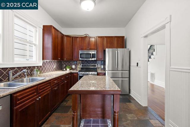 1613 Stanton St, Alameda CA: https://media.crmls.org/mediaz/c24e196a-0ef1-4765-ae0d-329439d671e6.jpg