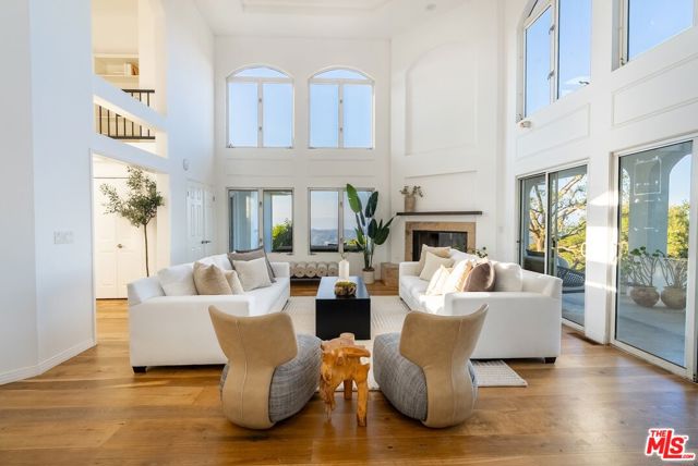 21965 Saddle Peak Road, Topanga CA: https://media.crmls.org/mediaz/c24e5636-193e-49e1-abe2-cf6e32ac15a3.jpg