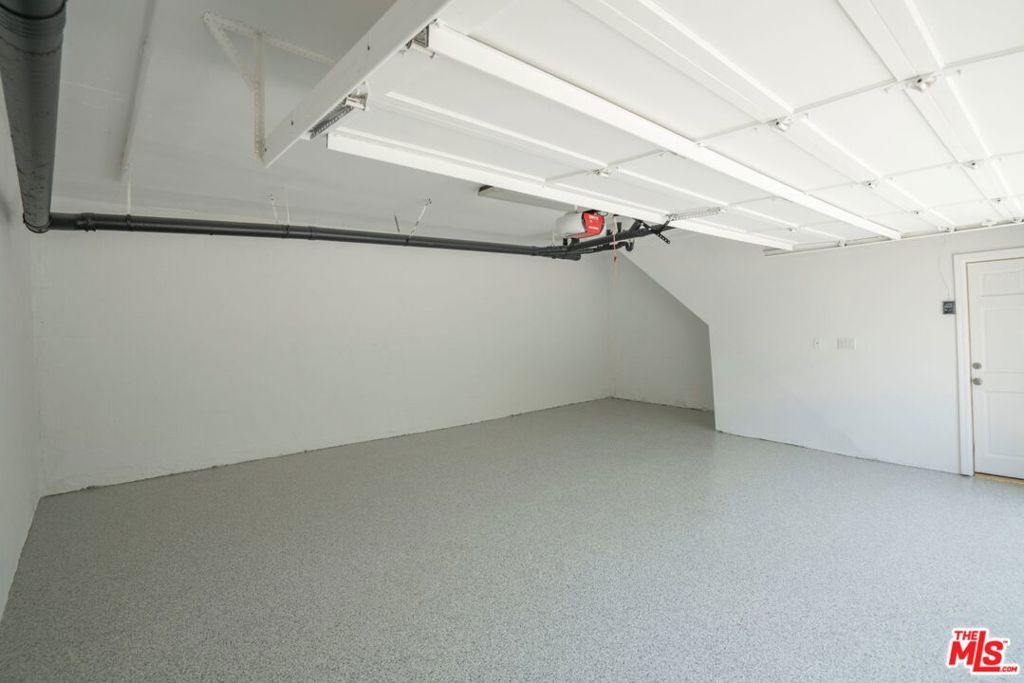 https://media.crmls.org/mediaz/c24f5f0e-8073-4fd7-9977-f3fc06a5919b.jpg?preset=X-Large