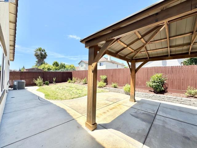 597 Pendragon St, Manteca CA: https://media.crmls.org/mediaz/c24fc8e5-db5b-4865-b8c6-1512d54aad7d.jpg