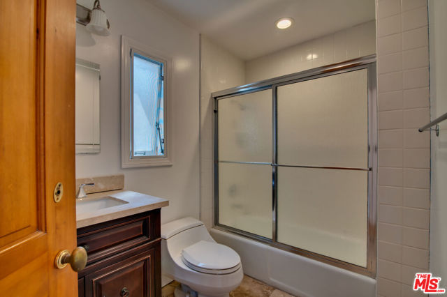 127 Abalone Avenue, Newport Beach CA: https://media.crmls.org/mediaz/c2501b86-468a-49e8-872a-f619bb3efb41.jpg