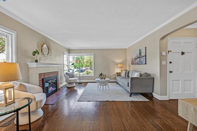297 Lorraine Blvd, San Leandro CA: https://media.crmls.org/mediaz/c25028ac-0966-4e18-9a2a-e3d1c6da6e9e.jpg