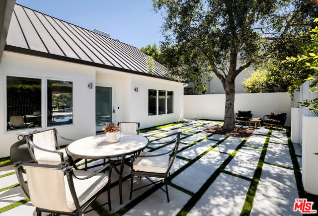 2612 Wallingford Drive, Beverly Hills CA: https://media.crmls.org/mediaz/c2506044-9b4e-476b-8710-271944a9ee1c.jpg