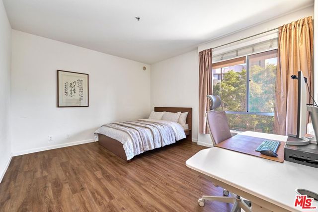 333 Westminster Avenue, Los Angeles CA: https://media.crmls.org/mediaz/c251d60c-0941-4982-87b5-663a491354fb.jpg