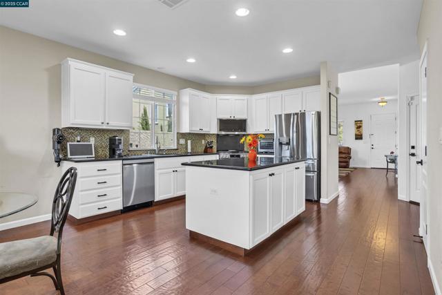 1186 Waverly Cir, Hercules CA: https://media.crmls.org/mediaz/c25292e2-26a3-4967-b442-67e7dab1bf33.jpg