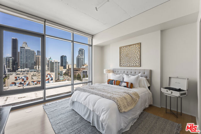 1100 S Hope Street, Los Angeles CA: https://media.crmls.org/mediaz/c2535dd4-2594-412c-84fb-8ee208feb6e0.jpg
