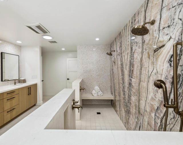 44970 Desert Horizons Drive, Indian Wells CA: https://media.crmls.org/mediaz/c253d38e-d73a-4c02-9e9d-e6b69ec35c83.jpg