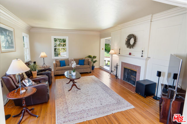 1816 Rosita Drive, Glendale CA: https://media.crmls.org/mediaz/c25426ee-c4b2-4330-8ab7-e9fac6bc41c4.jpg