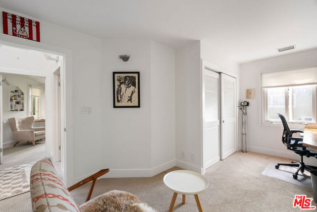 729 Superba Avenue, Venice CA: https://media.crmls.org/mediaz/c2542e47-8daa-404b-a13a-6ad614add149.jpg