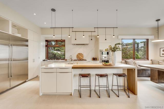 8070 La Jolla Scenic Dr N, La Jolla CA: https://media.crmls.org/mediaz/c2562987-7e48-42ef-adb5-b61099bc1985.jpg