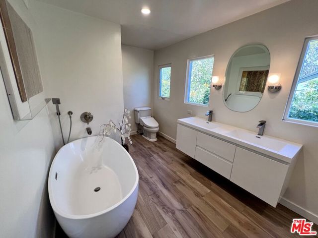 219 Winchester Avenue, Glendale CA: https://media.crmls.org/mediaz/c256464a-0246-437e-91bb-cdcd2bbaf7c3.jpg