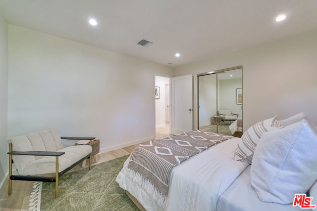 4211 W Woodland Avenue, Burbank CA: https://media.crmls.org/mediaz/c256b2e5-d026-4f3d-910e-861005d4a0b9.jpg