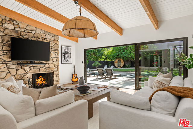 5831 Elba Place, Woodland Hills CA: https://media.crmls.org/mediaz/c25827cf-86cb-4da4-bd2c-b545b10d03b8.jpg