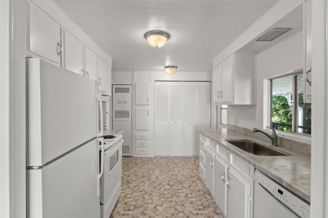 19 Dolphin Court, Half Moon Bay CA: https://media.crmls.org/mediaz/c259cadb-c4a2-4778-a044-1fd9a5d0b7ef.jpg