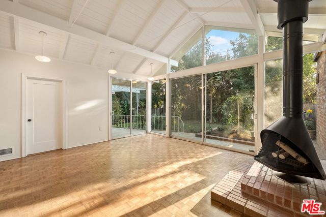 440 24th Street, Santa Monica CA: https://media.crmls.org/mediaz/c259d523-9ab4-427b-adc8-5248dfcbe5f2.jpg