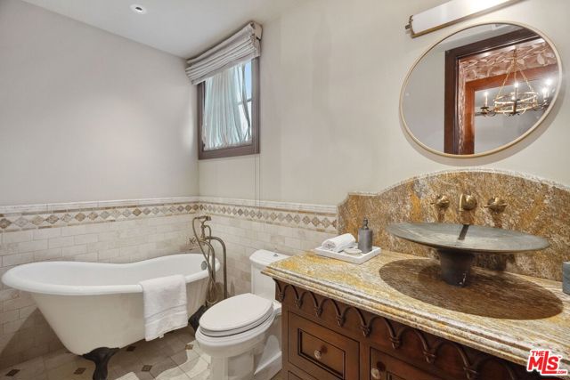 6882 Arizona Avenue, Los Angeles CA: https://media.crmls.org/mediaz/c25a9cc9-b431-4300-857e-cefeaba666b6.jpg