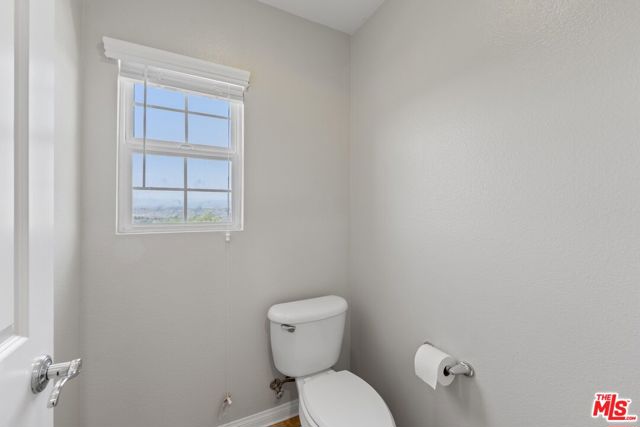 19723 Ellis Henry Court, Santa Clarita CA: https://media.crmls.org/mediaz/c25ab7c9-6fe6-4fdc-84b5-18386423a34c.jpg