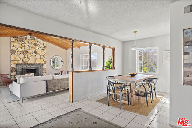 4242 Grand View Boulevard, Los Angeles CA: https://media.crmls.org/mediaz/c25b32ab-a472-408d-8299-e3065c96f63d.jpg