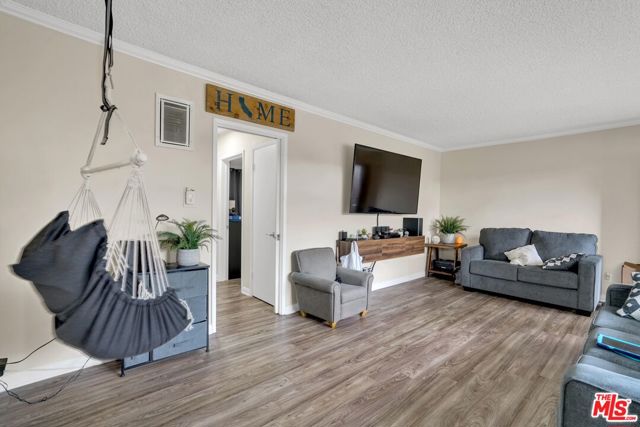 Image 8 of 15 For 6225 Reseda Boulevard