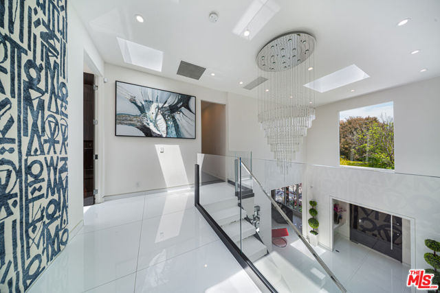 511 N Rexford Drive, Beverly Hills CA: https://media.crmls.org/mediaz/c25c75d0-a9d4-4418-a47c-9552c861f1d1.jpg