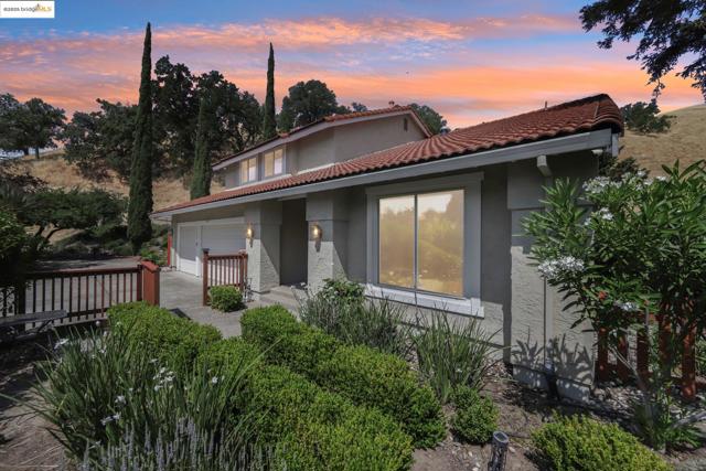 2353 Benham Ct, Walnut Creek CA: https://media.crmls.org/mediaz/c25c9c19-7348-4236-a4a9-ba8b4ed30e64.jpg