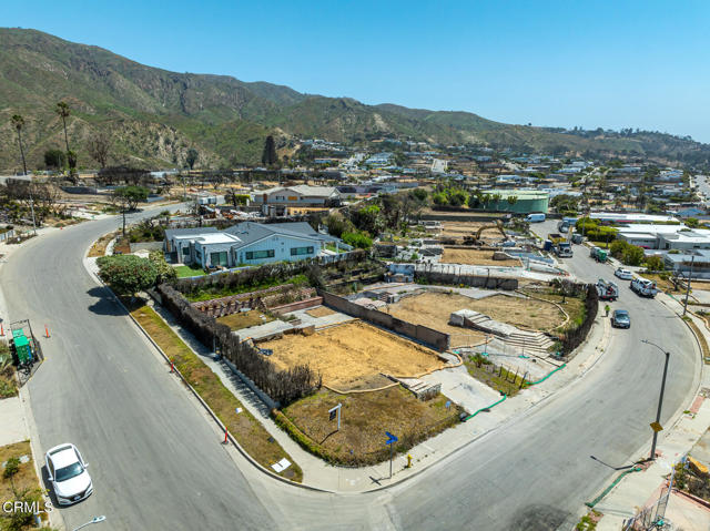18449 Kingsport Drive, Malibu CA: https://media.crmls.org/mediaz/c25c9dcd-0e63-4316-b738-411ff2b04e0a.jpg