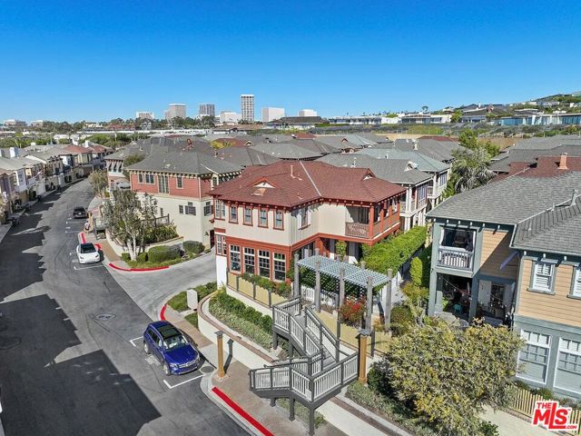 2584 Bungalow Place, Corona del Mar CA: https://media.crmls.org/mediaz/c25cbbb6-3336-43fe-997f-e2df8ef8d86f.jpg