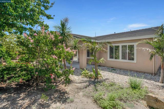 1030 Clear Lake Dr, Oakley CA: https://media.crmls.org/mediaz/c25d260f-0bc7-46fd-b81e-e04bfc739b8b.jpg