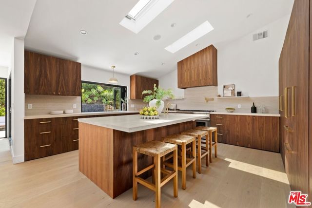 2716 Laurel Pass / Bypass, Los Angeles CA: https://media.crmls.org/mediaz/c25d261b-a440-4e25-9f33-091a3c457b3e.jpg