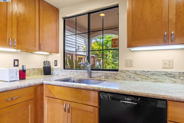 35 Leonard Ct, Alameda CA: https://media.crmls.org/mediaz/c25d5c74-ad36-412f-82be-775f3758ffd5.jpg