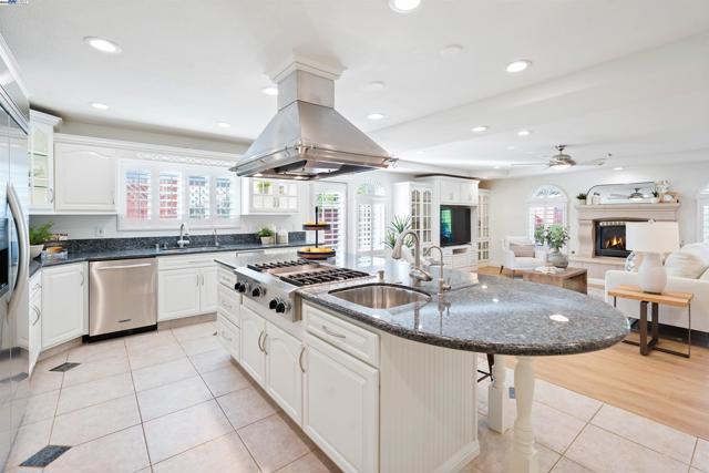 3211 Harvey Ct, Pleasanton CA: https://media.crmls.org/mediaz/c25d7fe5-c4e3-4055-87bb-5e879ed352ce.jpg