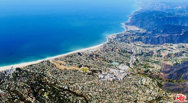 515 Chapala Drive, Pacific Palisades CA: https://media.crmls.org/mediaz/c25e9ea4-8926-4b9d-8d64-6b3a21f84abb.jpg