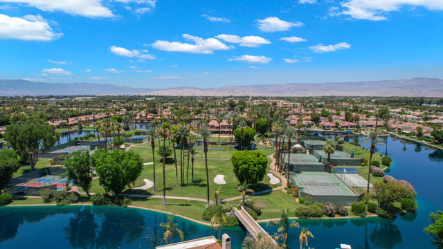 141 Lake Shore Drive, Rancho Mirage CA: https://media.crmls.org/mediaz/c25f35de-3ba2-4683-81d6-d20e1ea55764.jpg