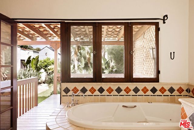 112 N Valley Street, Burbank CA: https://media.crmls.org/mediaz/c25f6bd3-4d7c-4aa9-afe4-288ed47c7742.jpg