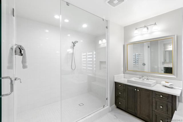 4706 Chase Ct, Carlsbad CA: https://media.crmls.org/mediaz/c25fea07-8646-472a-b050-ad49cba3d4a6.jpg