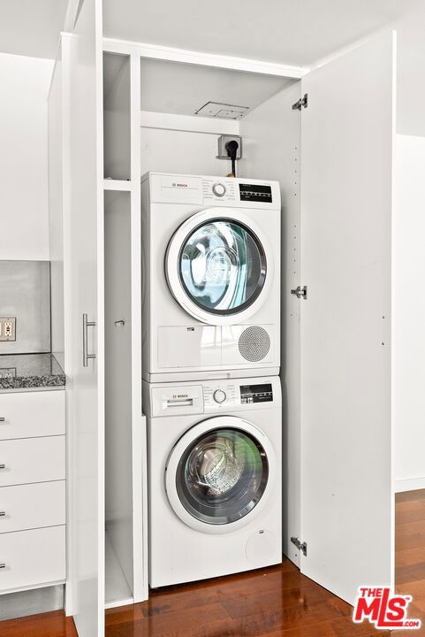 535 OCEAN Avenue, Santa Monica CA: https://media.crmls.org/mediaz/c2602af5-5500-4e05-9d8d-d5e3e4399336.jpg