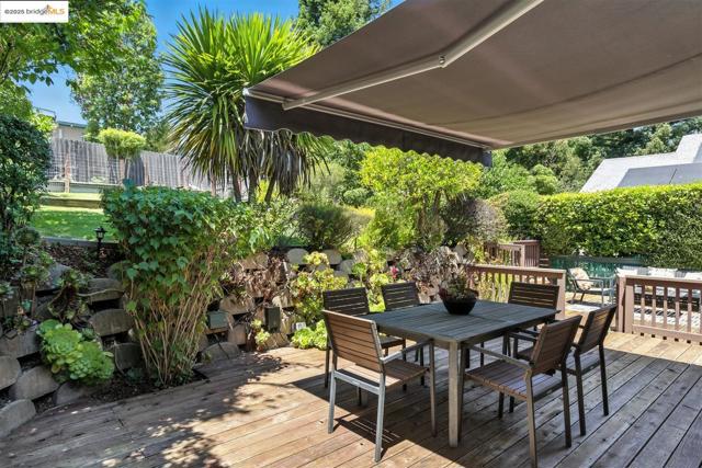 4007 Lyman Rd, Oakland CA: https://media.crmls.org/mediaz/c26067e8-1854-4fea-a750-badd32e2305a.jpg