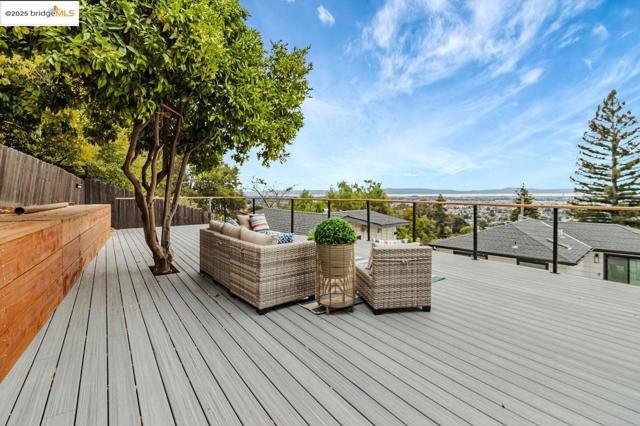 7900 Michigan Ave, Oakland CA: https://media.crmls.org/mediaz/c2608fb6-d90d-4296-9066-d2ac2e2e2469.jpg