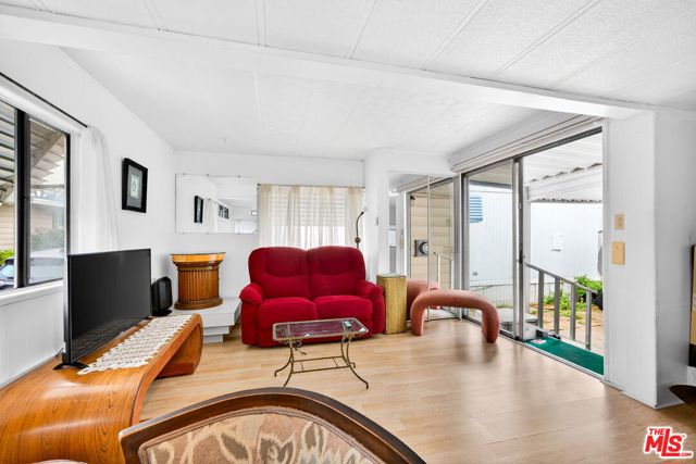 11250 Playa Street, Culver City CA: https://media.crmls.org/mediaz/c2616b49-2451-4948-baa9-b46241f6cb41.jpg