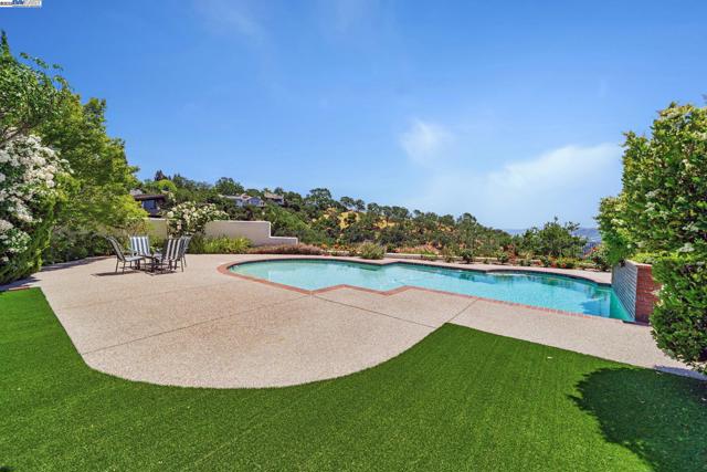 530 Oakshire Pl, Alamo CA: https://media.crmls.org/mediaz/c261ef5b-6b3f-4da7-9485-8cdda687f078.jpg